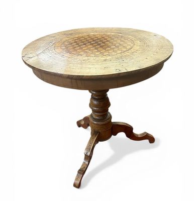 GUERIDON en bois de placage, le plateau rond à décor de cube…