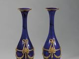 paire de vases bleu roi ornés de motifs dorés sur les côtés