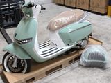 un scooter posé sur une palette dans un entrepôt