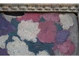 Une image représentant un tableau de fleurs est exposée dans un cadre
