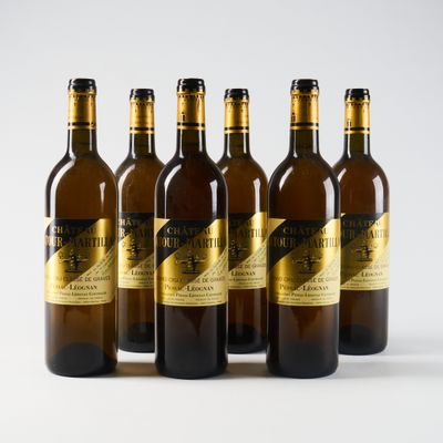 six bouteilles de vin sont alignées sur une surface blanche