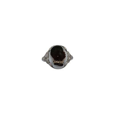 un gros plan d'une bague sur fond blanc, avec un fond blanc