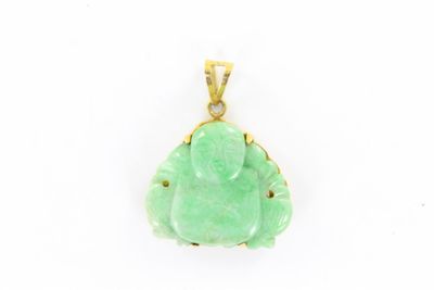 une photo d'un pendentif en jade vert muni d'une bélière en or