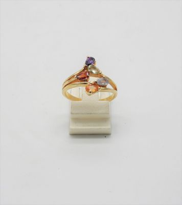 une bague en or jaune sertie d'un amethorate et d'un amethorate