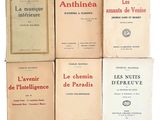 plusieurs livres sont empilés sur une surface blanche