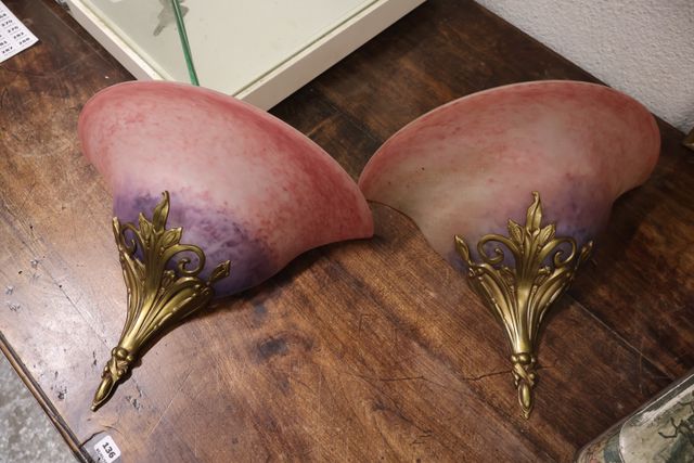 Lot de deux appliques en verre coloré et laiton
