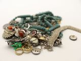 une pile de bijoux assortis sur une surface blanche