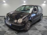 la photo d'une petite voiture noire garée dans un garage