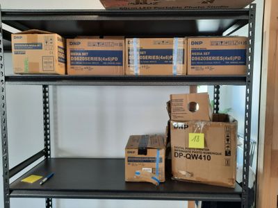 de nombreuses boîtes sur une étagère dans une pièce