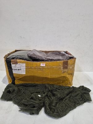 une boîte contenant quelques vêtements, posée sur une surface blanche