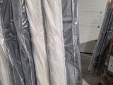 une grande pile de matelas entreposée dans un entrepôt