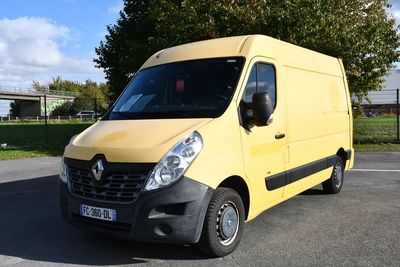 La camionnette jaune est garée sur le parking, près des arbres.