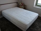 un matelas posé à même le sol dans la chambre