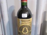 une bouteille de vin posée sur une table