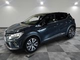 un 4x4 bleu garé dans une pièce au sol en damier