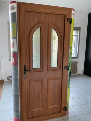 une porte en bois avec une vitre au milieu d'une pièce