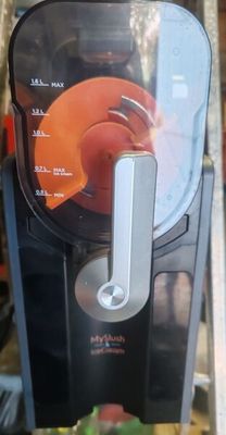 un mixeur posé sur une table