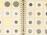 un livre dans lequel se trouve un tas de pièces de monnaie