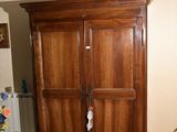une armoire en bois dans un coin du salon