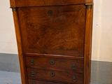 une petite commode en bois posée à même le sol