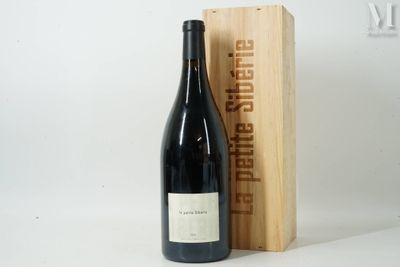 la bouteille de vin rouge se trouve à côté d'une caisse en bois