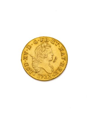 gros plan d'une pièce d'or sur une surface blanche