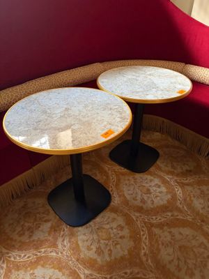 deux tables placées dans un coin de la pièce