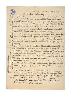 une lettre écrite à l'encre noire sur une feuille de papier