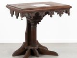 une photo d'une table en bois avec un plateau en marbre posée sur un sol en béton