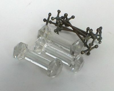 Huit portes-couteaux dont 5 en métal et 3 en verre - (vente …