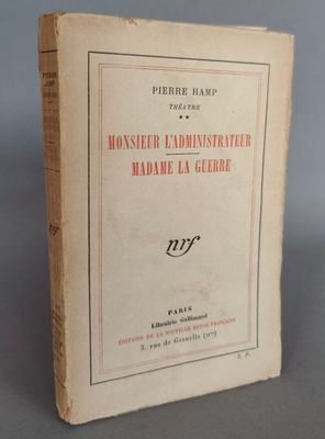 un vieux livre posé sur une table sur une surface grise