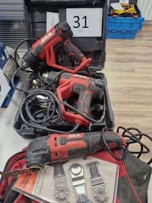 de nombreux outils posés sur une table