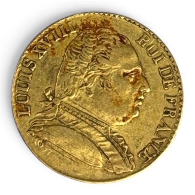 gros plan d'une pièce d'or sur une surface blanche
