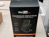 La boîte du chargeur sans fil est posée sur la table.