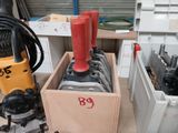 une boîte contenant des outils posée sur une table
