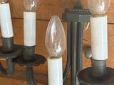 trois bougies accrochées au mur les unes à côté des autres