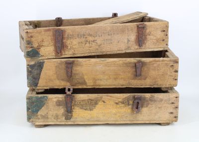 trois boîtes en bois empilées les unes sur les autres