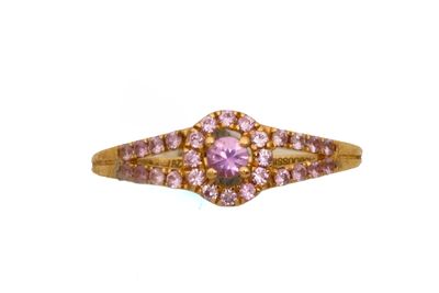 une image représentant une bague ornée d'une pierre rose entourée de diamants roses et blancs