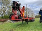 une grue posée au bord d'une voie ferrée