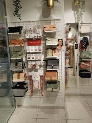 un magasin avec beaucoup d'articles sur les étagères