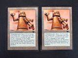 Voici deux cartes tirées d'un jeu intitulé « Star Wars », dont l'une représente un robot.