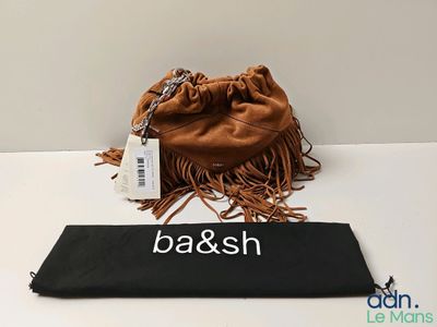 un sac en papier brun sur lequel est inscrit un nom, posé sur une table