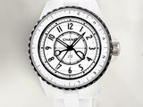 gros plan d'une montre sur une surface blanche