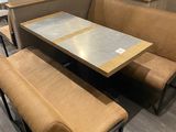 une table et des bancs dans un coin d'un restaurant