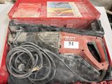 une boîte à outils rouge avec des outils sur une table