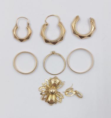 une collection de boucles d'oreilles et de bagues en or
