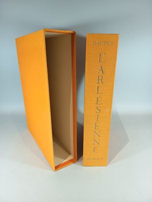un livre orange ouvert, montrant l'intérieur d'un livre