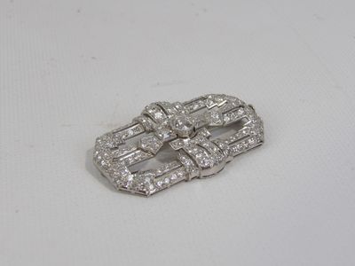 une image représentant une boucle en forme de diamant sur un fond blanc