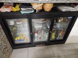 un réfrigérateur contenant beaucoup de nourriture