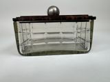 l'image d'une boîte en verre transparent surmontée d'une boule argentée
